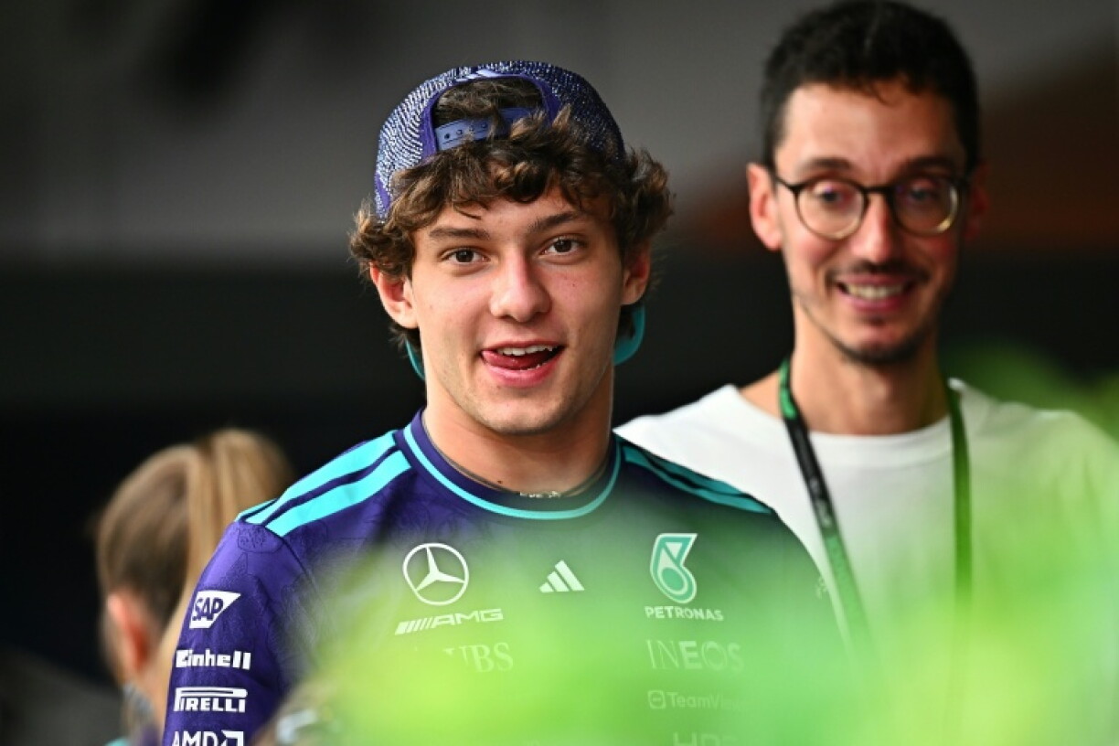 L'Italien Kimi Antonellli (G), leader du classement mondial des pilotes de F1, le 8 octobre 2026 à Singapour