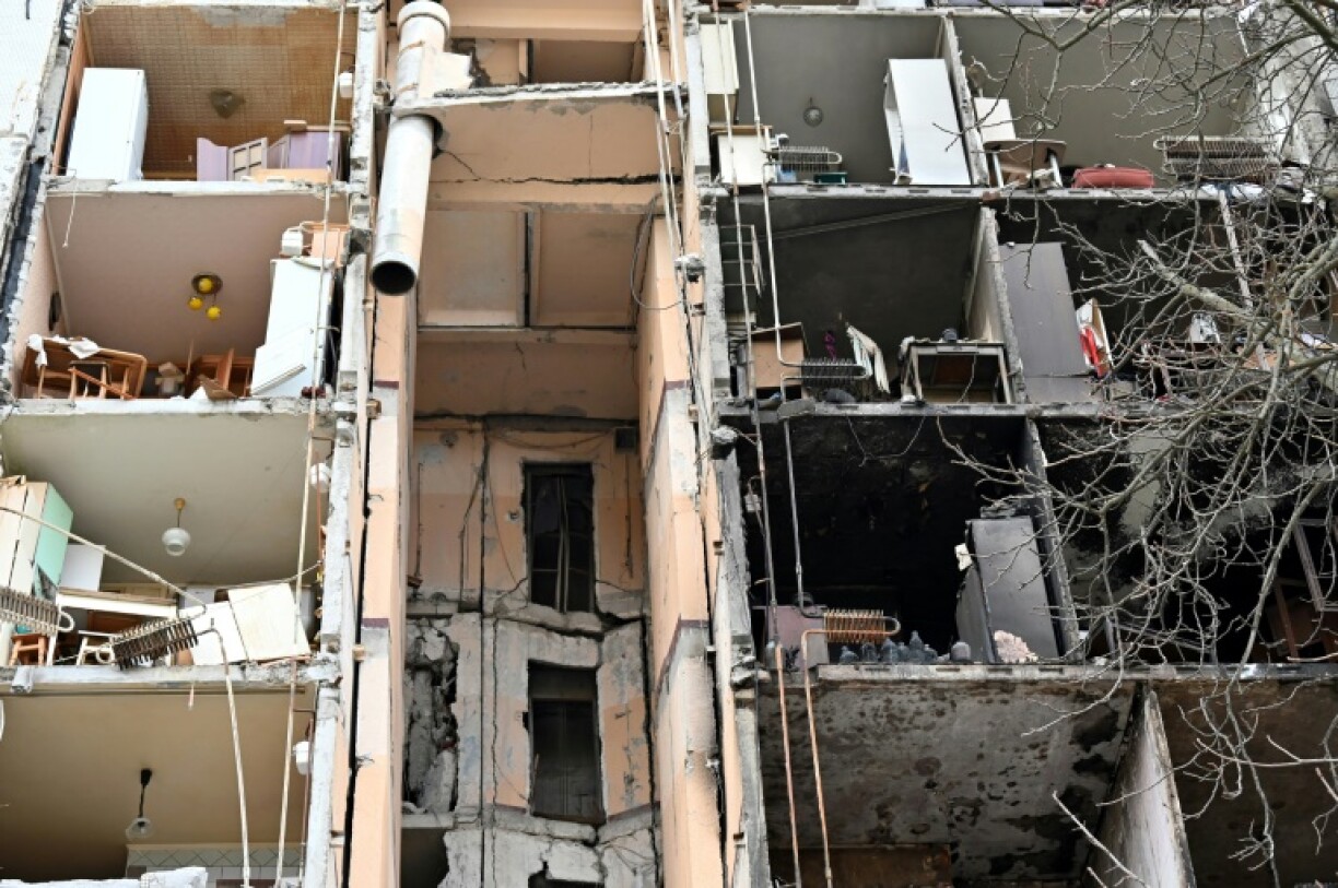 Un immeuble d'habitation à Kharkiv (Ukraine) endommagé par des bombardements russes, photographié le 5 avril 2022