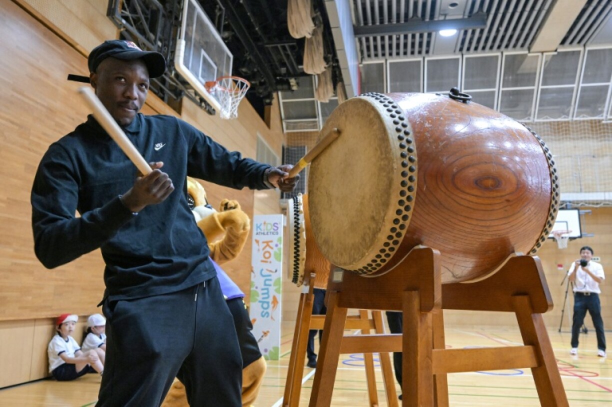 Olympic 200m champion Letsile Tebogo visits a Tokyo school ahead of the start of the World Athletics Championships