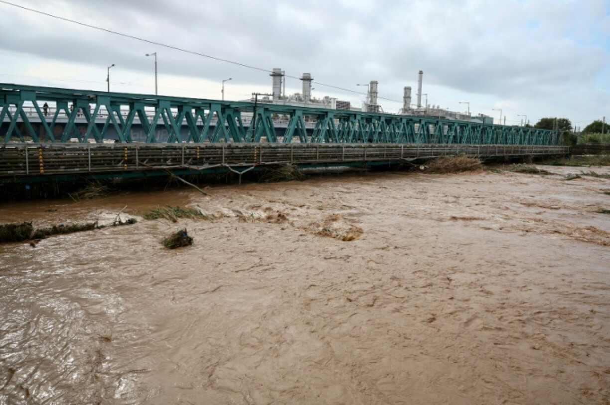 Le fleuve Besòs gonflé par des pluies torrentielles, le 4 octobre 2026 à Sant Adrià de Besòs, en périphérie de Barcelone