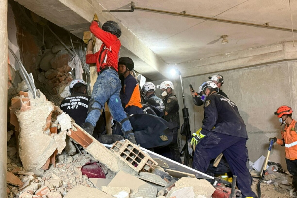 Photo fournie par le service d'incendie et de secours de Miami montrant des sauveteurs s'affairant à extraire Hernan Gil, qui a survécu près de huit jours sous les décombres d'un immeuble menaçant de s'effondrer à Catia La Mar dans l'Etat de La Guaira, le 2 juillet 2026 au Venezuela