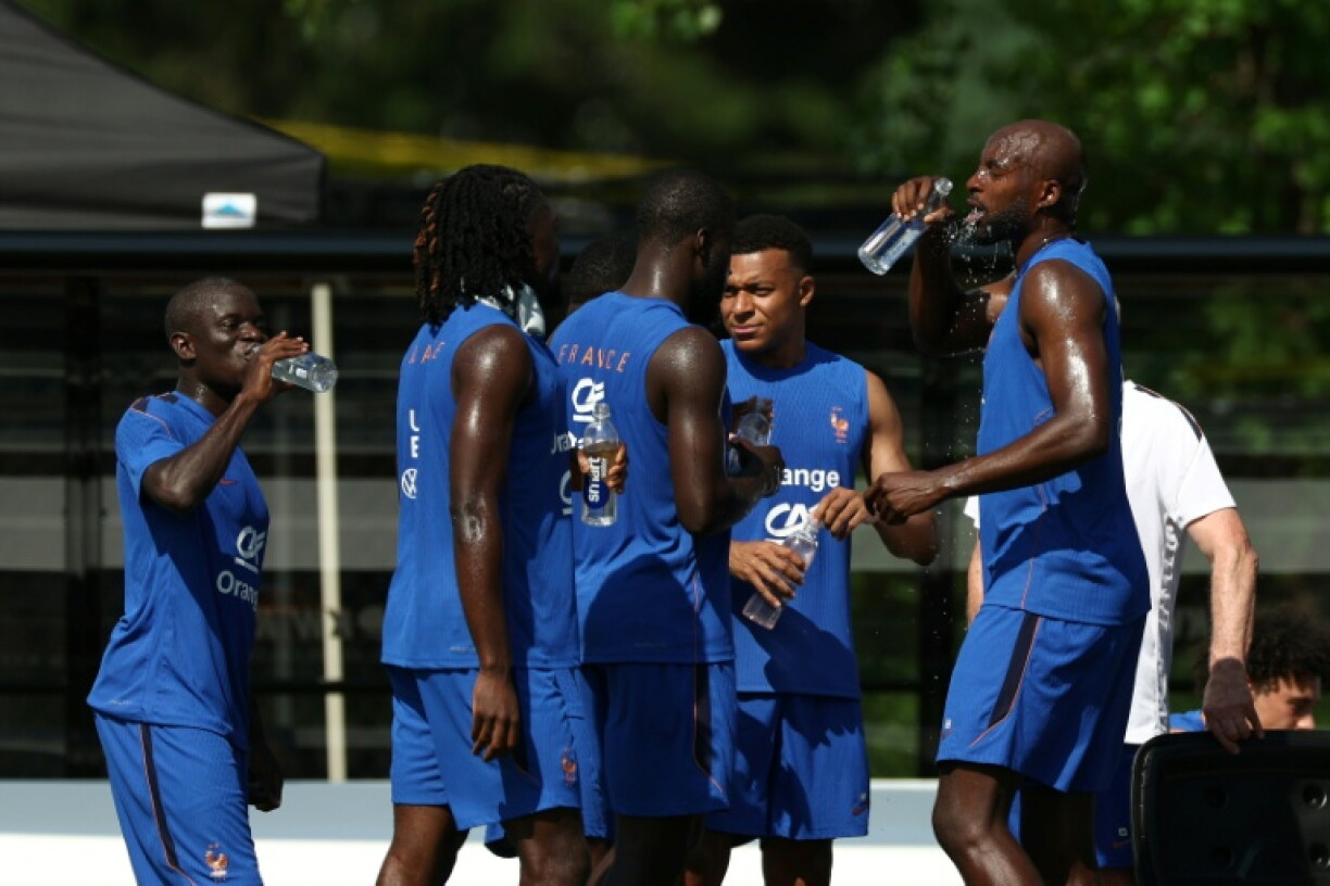 Les joueurs de l'équipe de France se désaltèrent lors d'un entraînement, le 12 juin 2026 à Waltham près de Boston