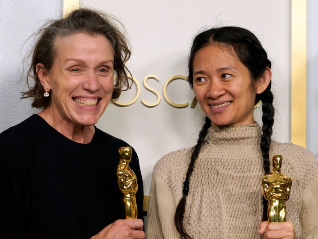 L'actrice Frances McDormand et la réalisatrice Chloé Zhao lors de la cérémonie des Oscars à Los Angeles, le 25 avril 2021