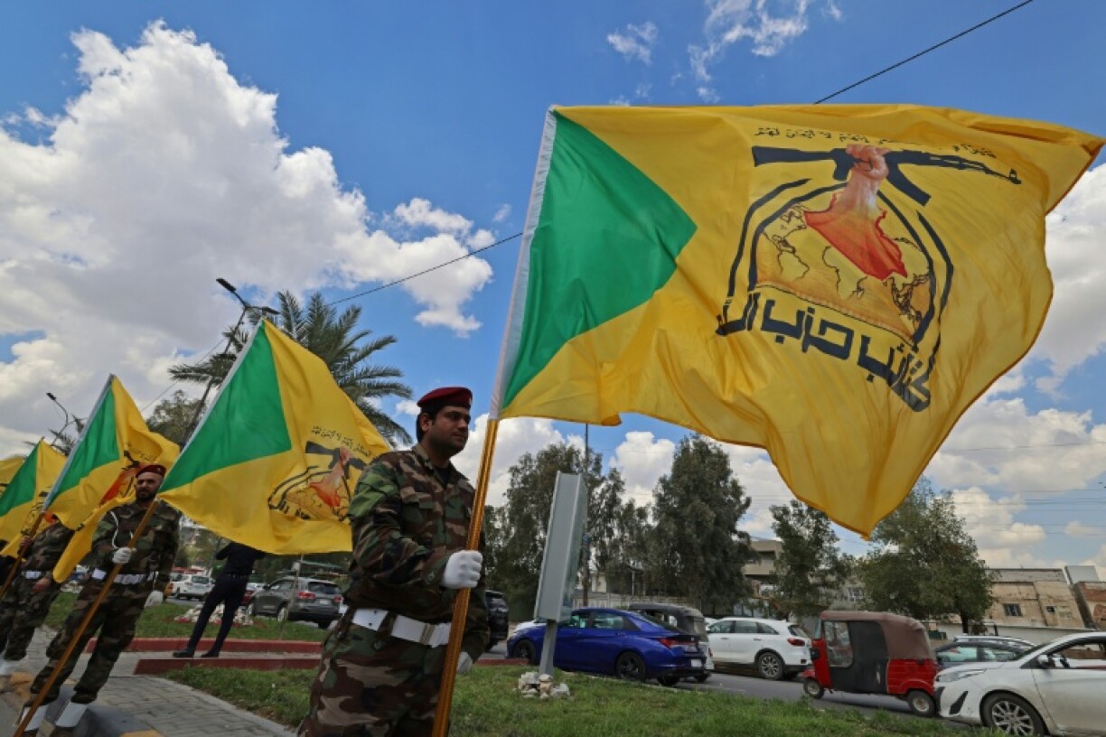 Des membres du groupe paramilitaire irakien Kataeb Hezbollah, pro-iranien, lors des funérailles d'un combattant tué dans une frappe, à Bagdad, le 8 avril 2026