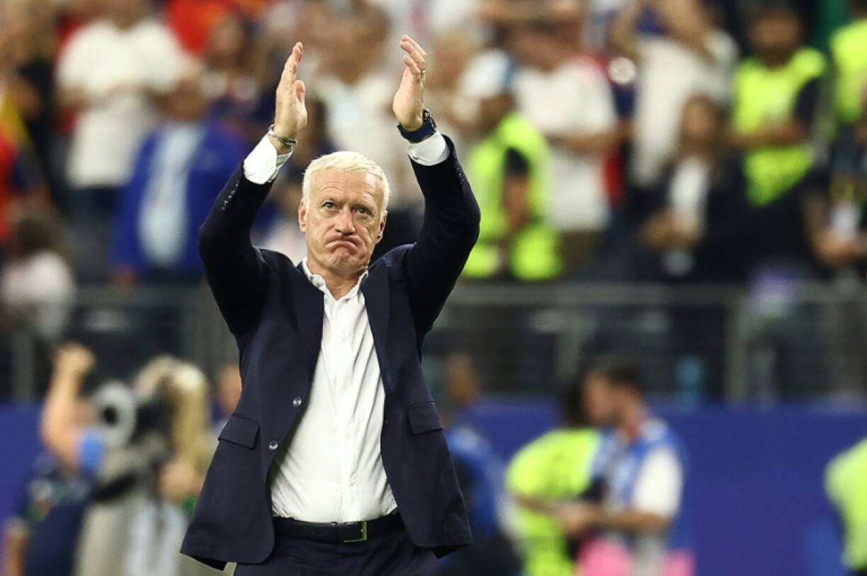 Le sélectionneur de la France Didier Deschamps salue le public après l'élimination en demi-finale du Mondial contre l'Espagne, à Arlington le 14 juillet 2026