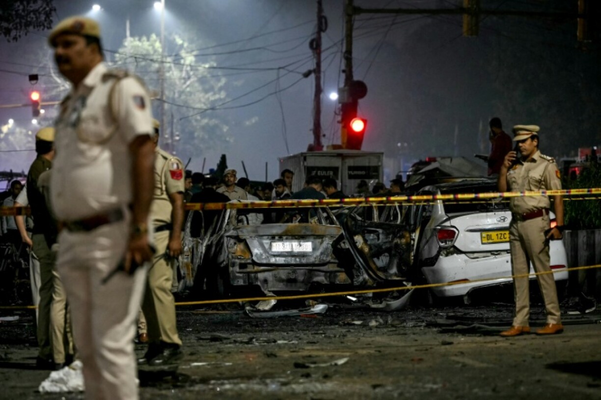 Indian forensic teams are scouring the site of the explosion near Delhi's Red Fort for indications of what caused the blast