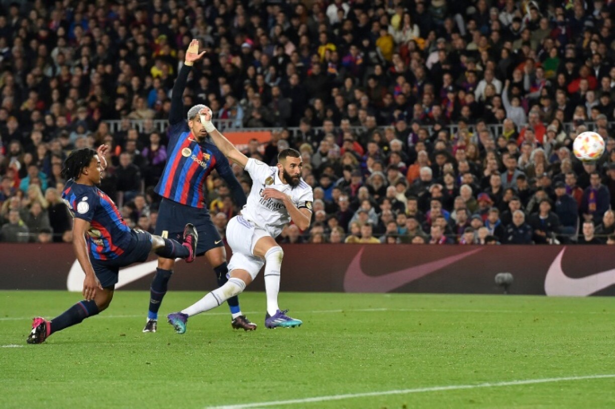 Karim Benzema inscrit l'un de ses trois buts pour le Real Madrid contre le FC Barcelone, en demi-finale retour de la Coupe du Roi, le 5 avril 2023 au Camp Nou