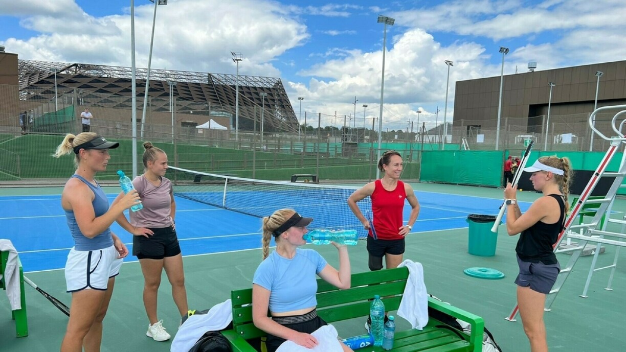 D'Ekipp vun der Kapitänin Anne Kremer beim Training.