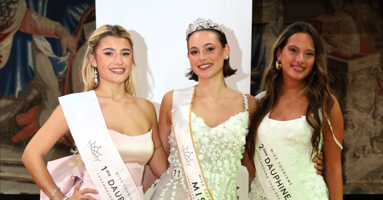 Swami Petrelli, Miss Tourisme Luxembourg 2026/27 (au centre de la photo), entourée par Alanis Grethen, 1re Dauphine (à gauche), et par Tiffany Bley Touchard, 2e Dauphine (à droite).