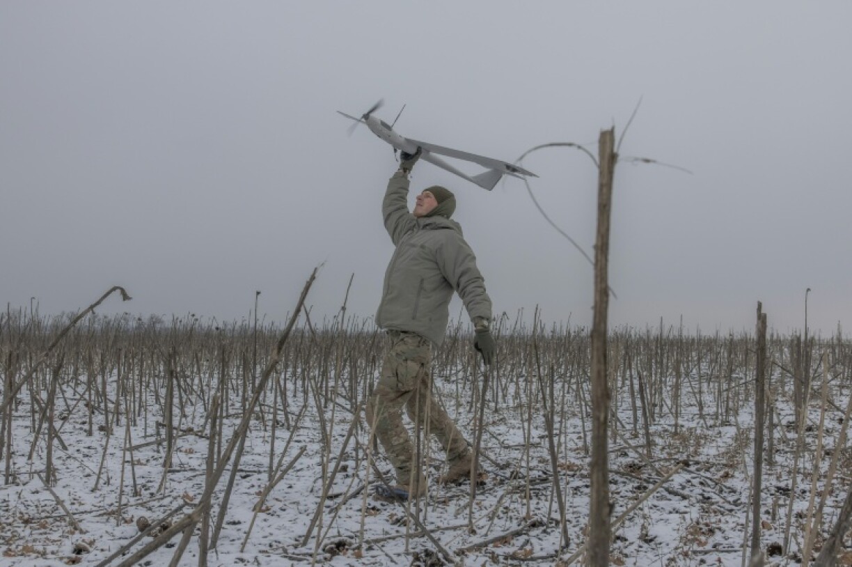 Un soldat ukrainien du corps Azov lance un drone de surveillance vers les positions russes, dans la direction de Toretsk, dans la région de Donetsk, le 4 février 2025