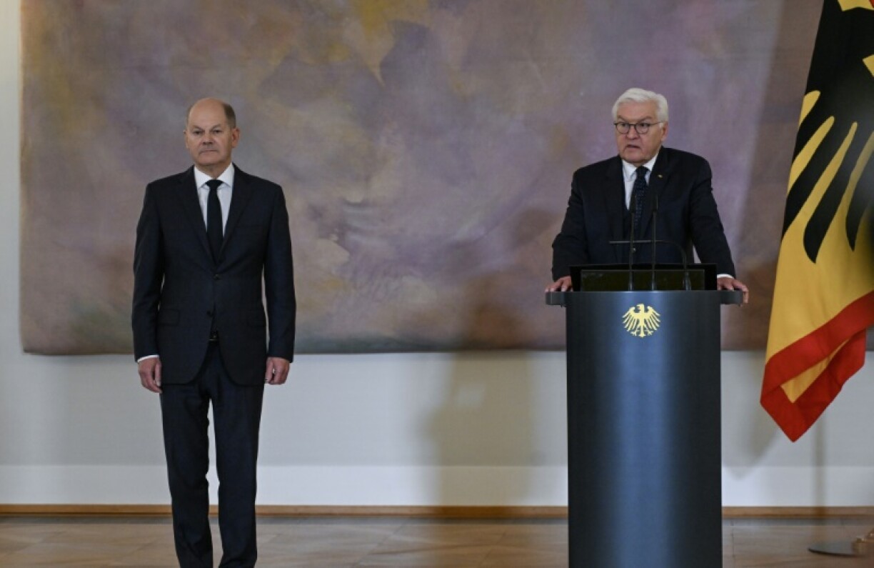 Le président allemand Frank-Walter Steinmeier (droite) s'exprime au côté du chancelier fédéral Olaf Scholz, le 7 novembre 2024 à Berlin