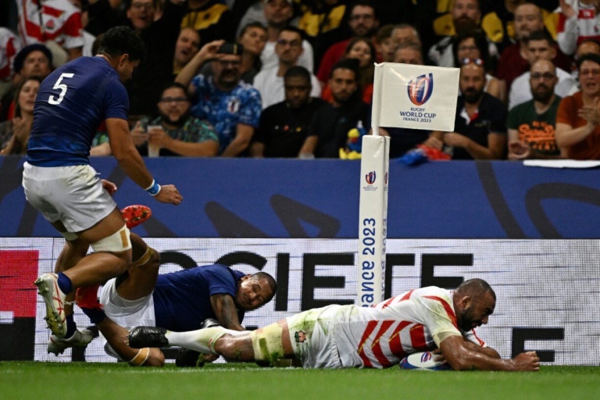 Le troisième ligne japonais Michael Leitch inscrit le 2e essai des Brave Blossoms contre les Samoa à Toulouse, le 28 septembre 2023