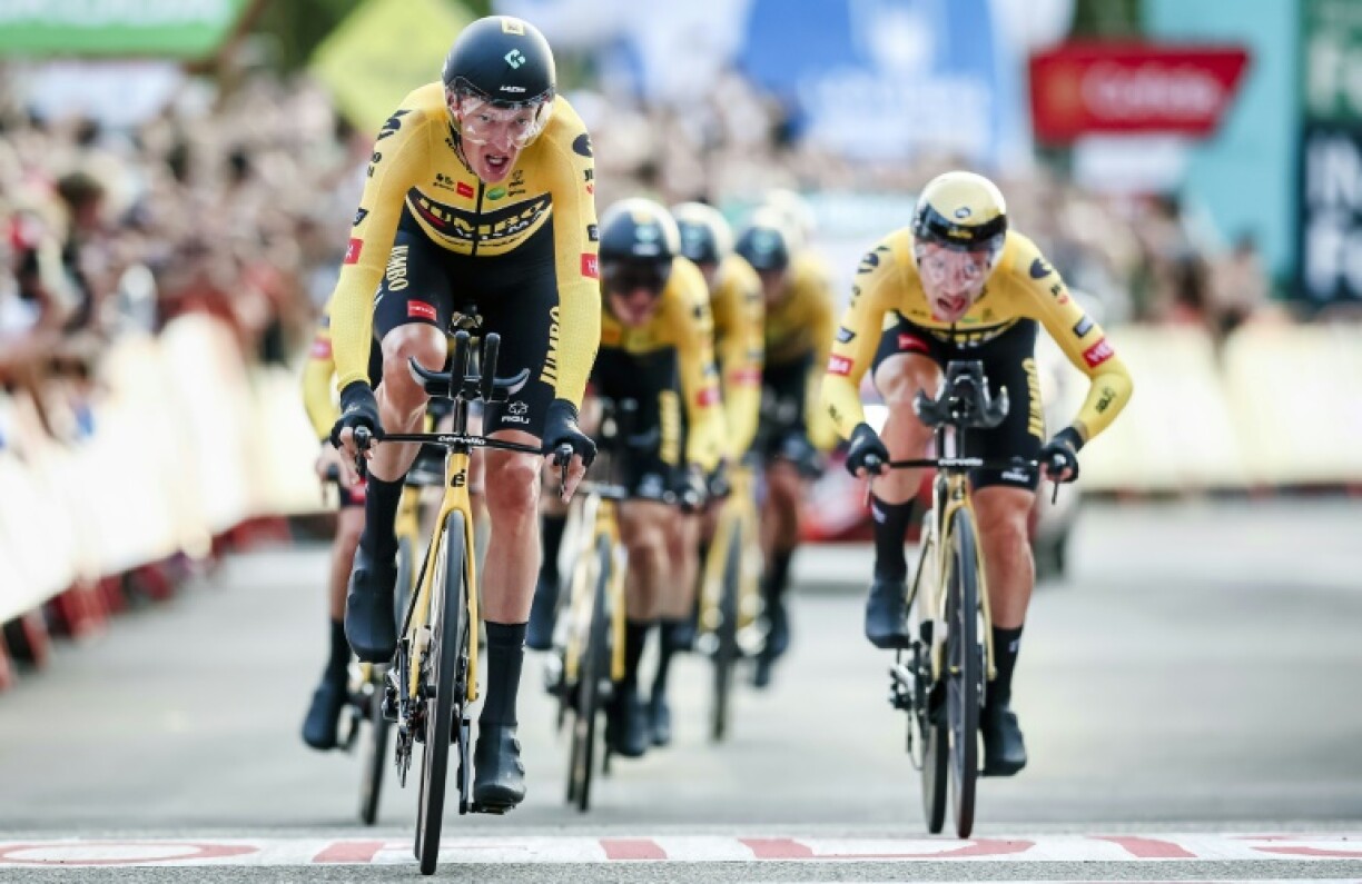L'équipe Jumbo-Visma a écrasé la 1re étape de la Vuelta, un contre-la-montre par équipe de 23,3 km couru le 19 août 2022 dans les rues d'Utrecht. Robert Gesink, qui a coupé la ligne en tête, endosse le premier maillot rouge de leader