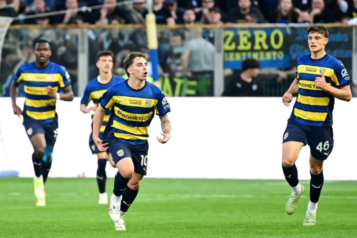 Adrian Bernabe (2nd R) celebrates his goal against Inter Milan