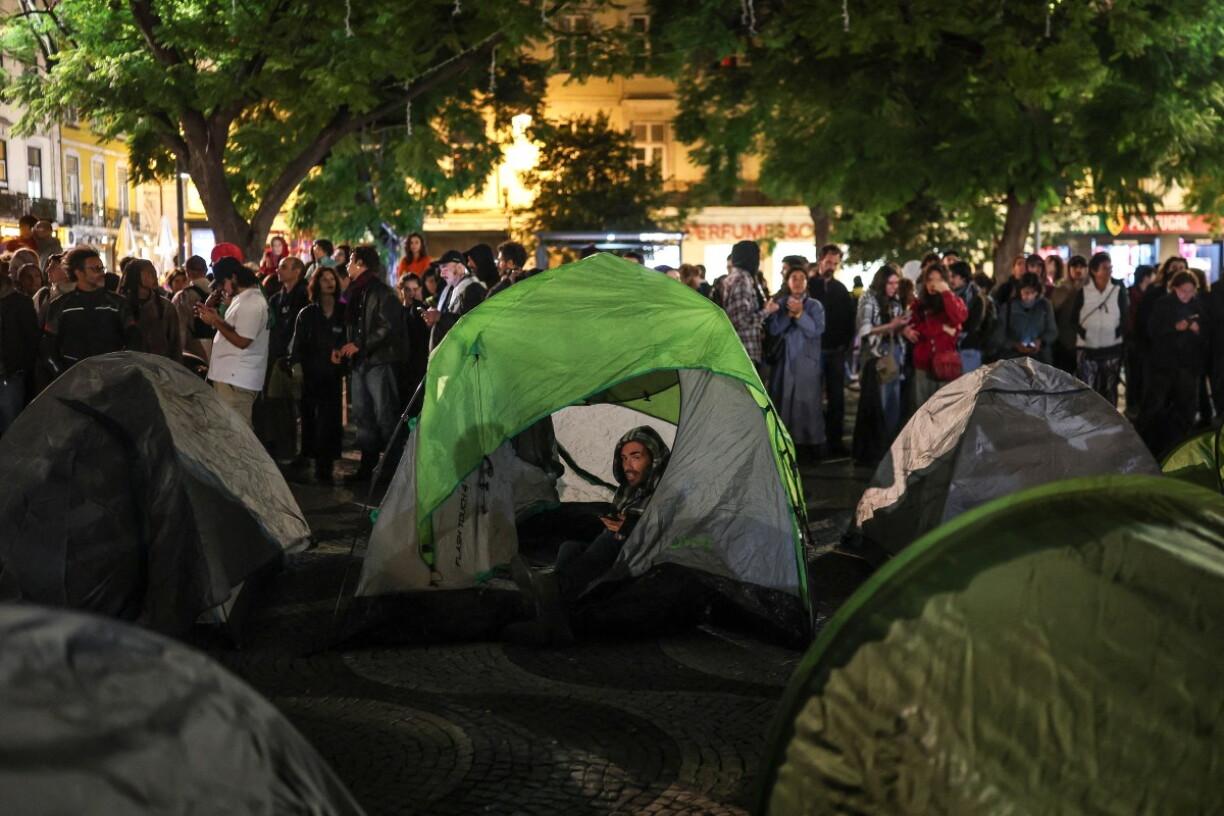 Des manifestants installent des tentes lors d’une manifestation contre la pénurie de logements, la flambée des loyers et les bas salaires, sur la place du Rossio à Lisbonne, le 21 octobre 2026.