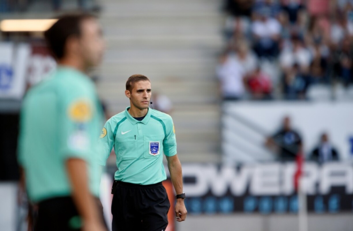 L'arbitre Mehdi Mokhtari, ici lors d'un match entre Nancy et Nice au stade Marcel-Picot en 2016, a décidé d'interrompre momentanément la rencontre de cette 4e journée de Ligue 2.