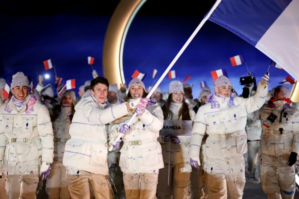 Clément Noel et Chloé Trespeuch, porte-drapeaux de la délégation française lors de la cérémonie d'ouverture des JO-2026 le 6 février 2026 à Livigno