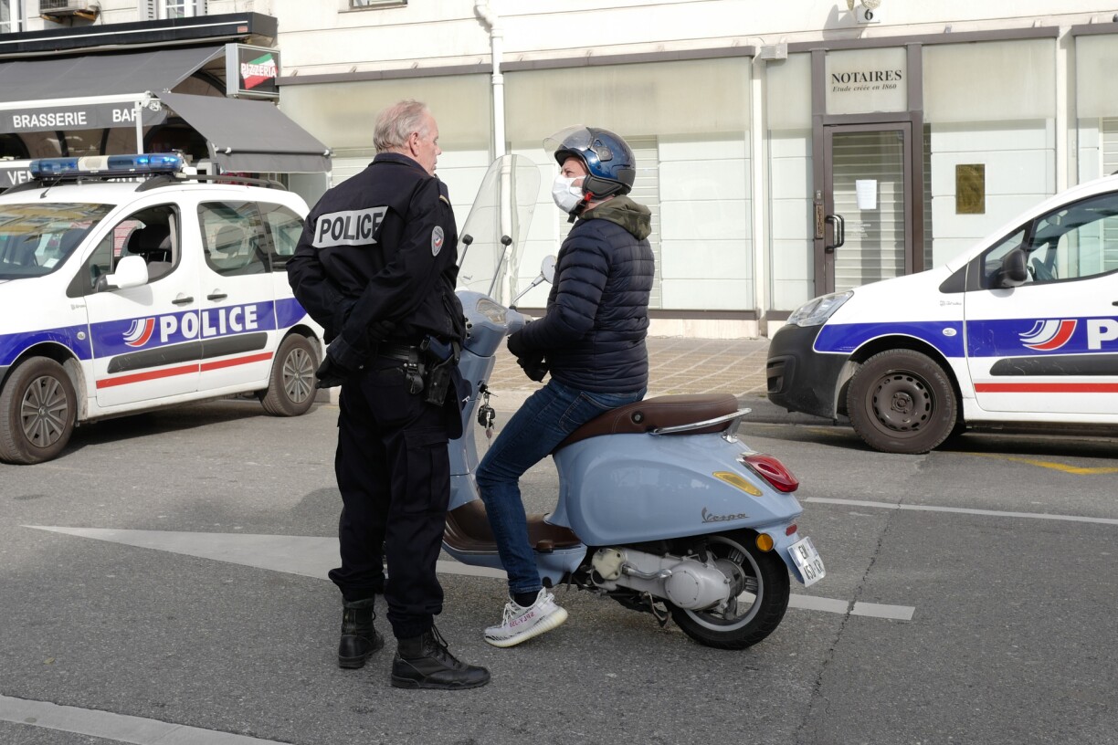 Un contrôle de police lors du précédent confinement en France, en mars dernier.