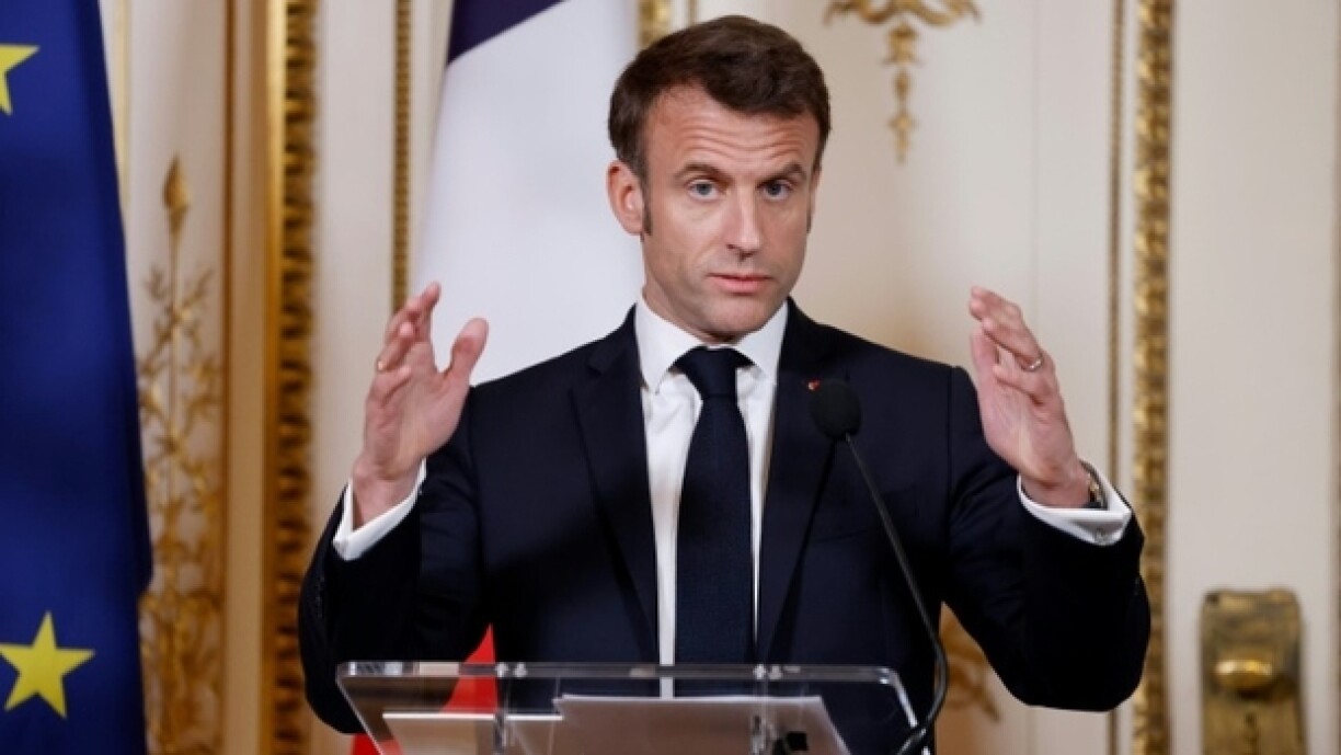 Emmanuel Macron lors d'une conférence de presse à l'issue d'une réunion à Amsterdam, le 12 avril 2023