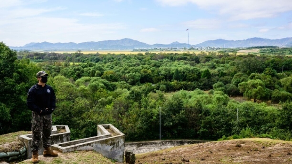 Un soldat sud-coréen monte la garde dans la zone démilitarisée (DMZ), face à la Corée du Nord (à l'arrière-plan) le 4 octobre 2022