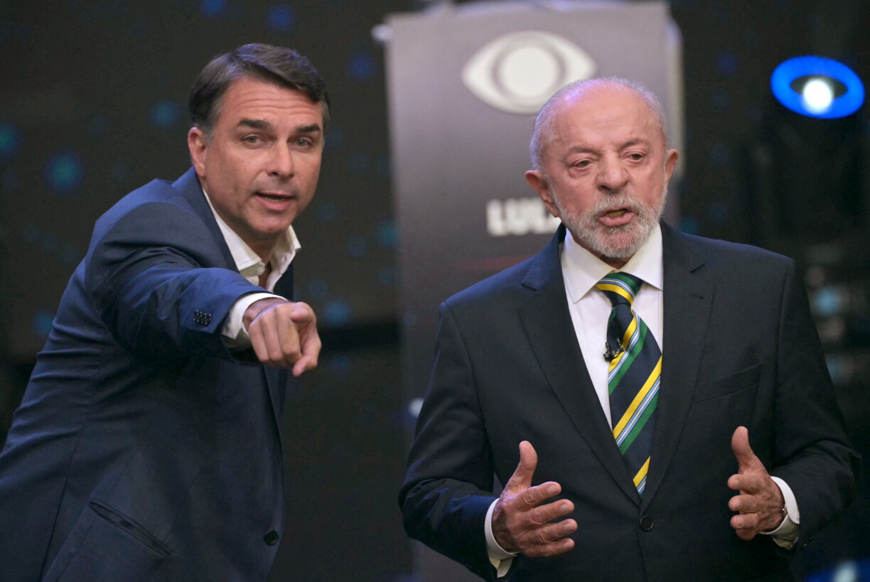 Le président brésilien et candidat à l'élection présidentielle, Luiz Inácio Lula da Silva (à droite), et le candidat de droite à l'élection présidentielle, Flavio Bolsonaro, discutent lors d'un débat en amont du second tour de l'élection présidentielle à São Paulo, au Brésil, le 18 octobre 2026.