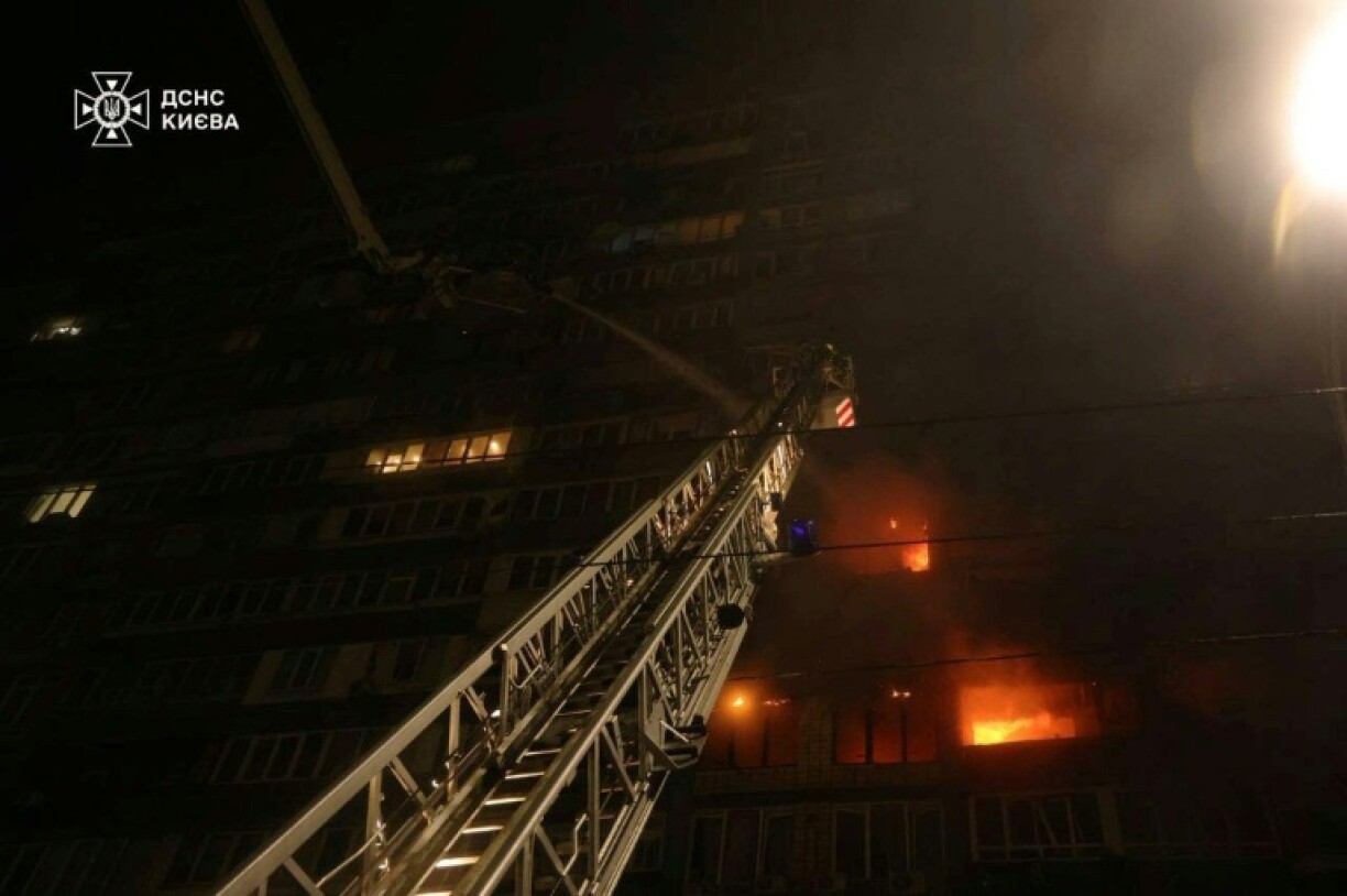 Un immeuble en feu après une frappe russe à Kiev, le 10 octobre 2025 a matin.