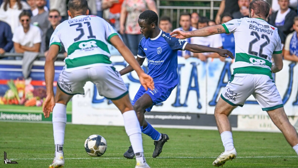 Nicolau Gomes tente de percer le mur vert et blanc. Rayed Derbali et Loris Bernardy ont bien maîtrisé leur sujet ce samedi