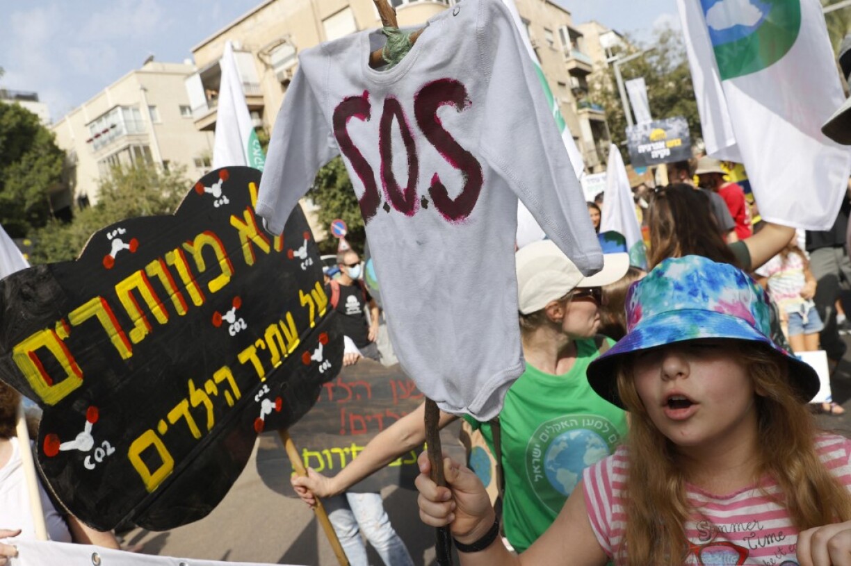 Des manifestants lors d'une marche pour le climat à Tel-Aviv.