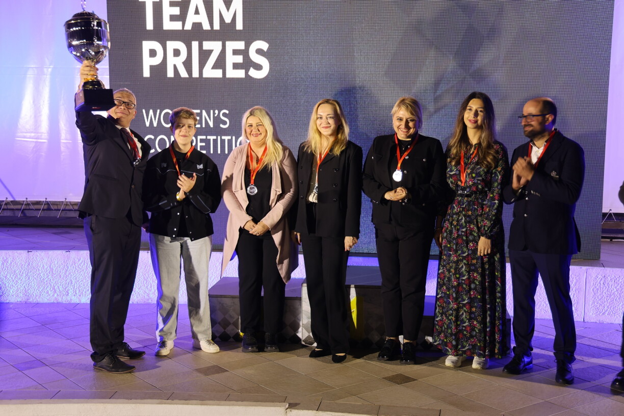 Le président du club, Jan Bednarich, soulève le trophée aux côtés de l'équipe féminine, de leur entraîneur et capitaine, Petar Arnaudov.
