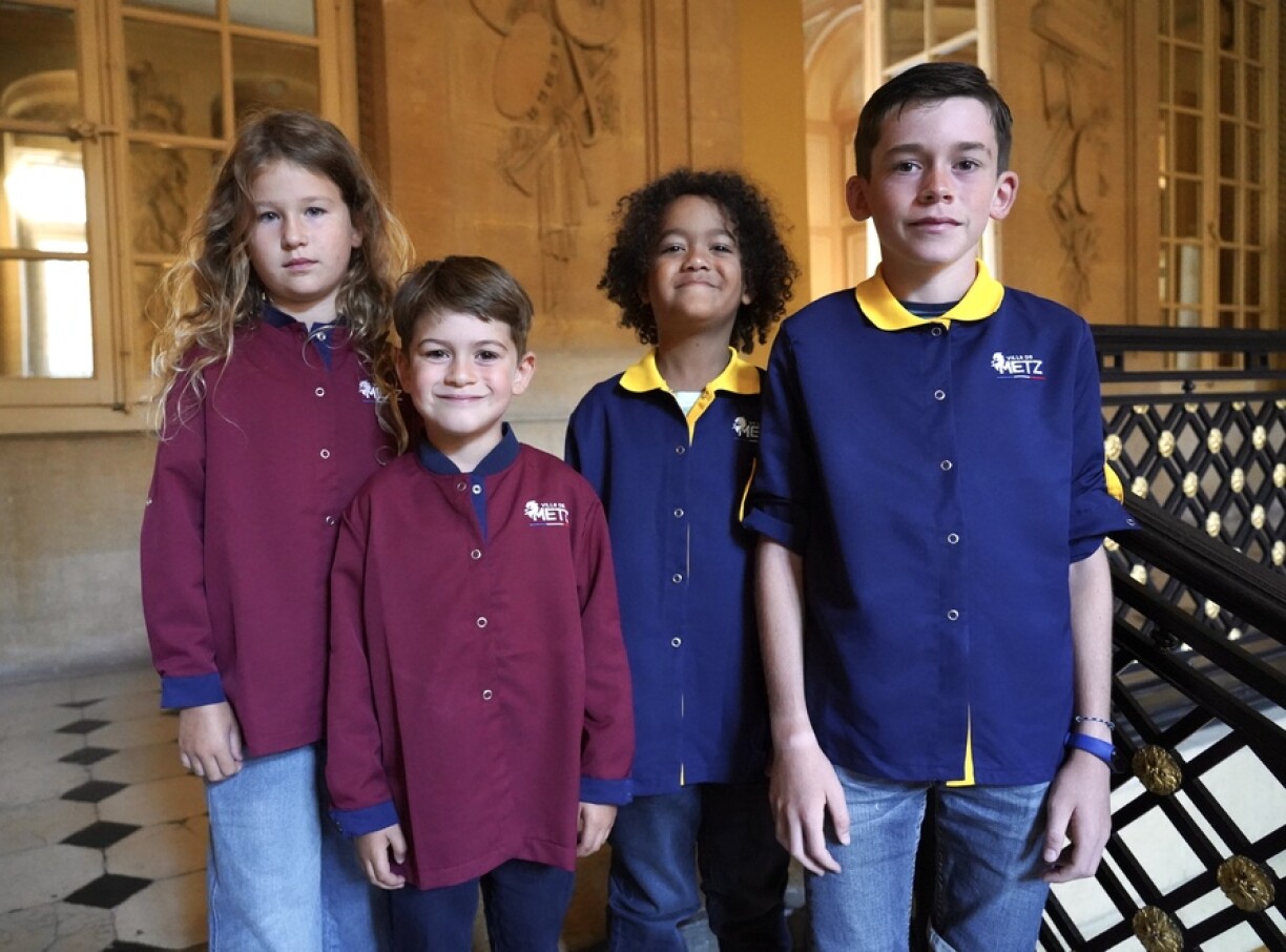 En grenat, les uniformes pour la maternelle, en bleu et jaune, ceux pour les élèves du niveau élémentaire.