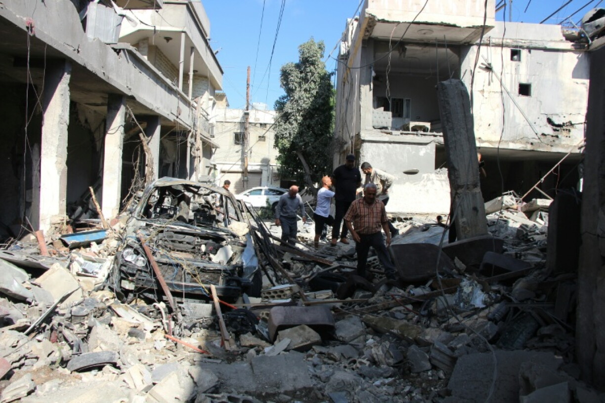 Des hommes inspectent les dégâts sur le site d'une frappe israélienne dans la ville côtière de Tyr, dans le sud du Liban, le 5 juin 2026