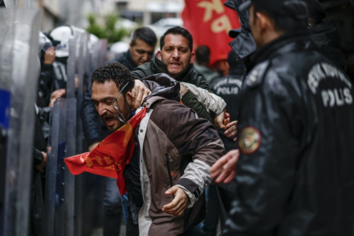 Des policiers arrêtent un manifestant lors d'un rassemblement à l'occasion de la Journée internationale des travailleurs, à Istanbul, le 1er mai 2026 en Turquie