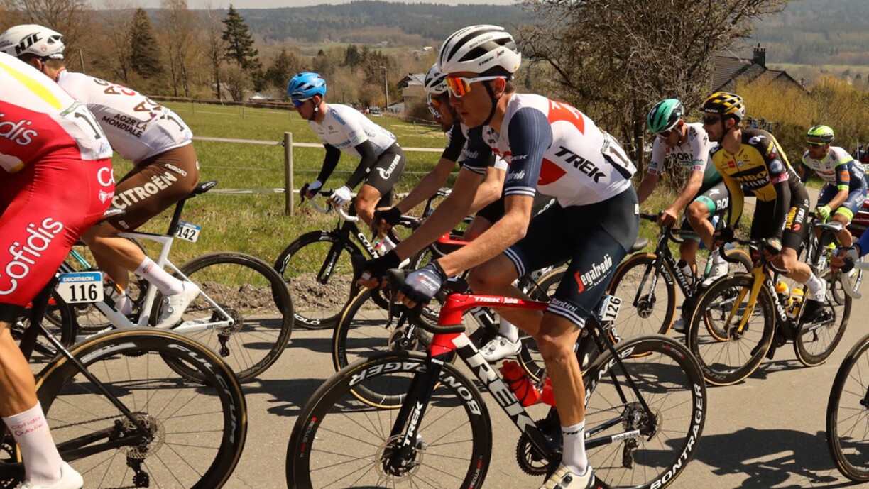 Hei fiert de Michel Ries nach am Trikot vu senger aler Ekipp.