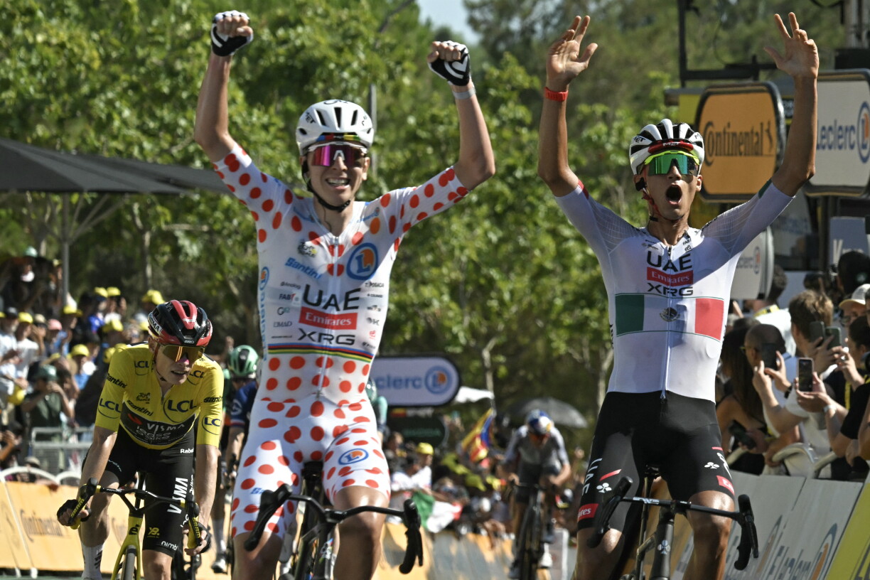 Del Torro (riets) feiert Victoire viru sengem Leader Pogacar (lénks)