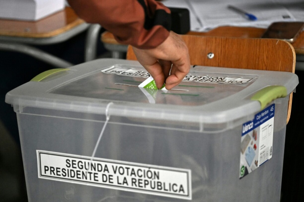 Des opérations de vote lors de la présidentielle au Chili, à Santiago le 14 décembre 2025
