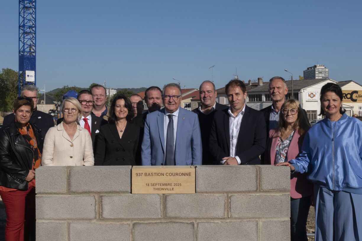 Pierre Cuny (au centre) lors de la pose de la première pierre du projet