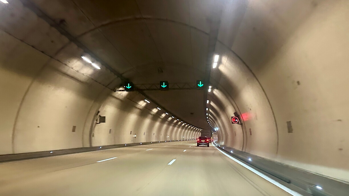 Am Tunnel Grouft dierf een nees déi dräi Spuere benotzten.