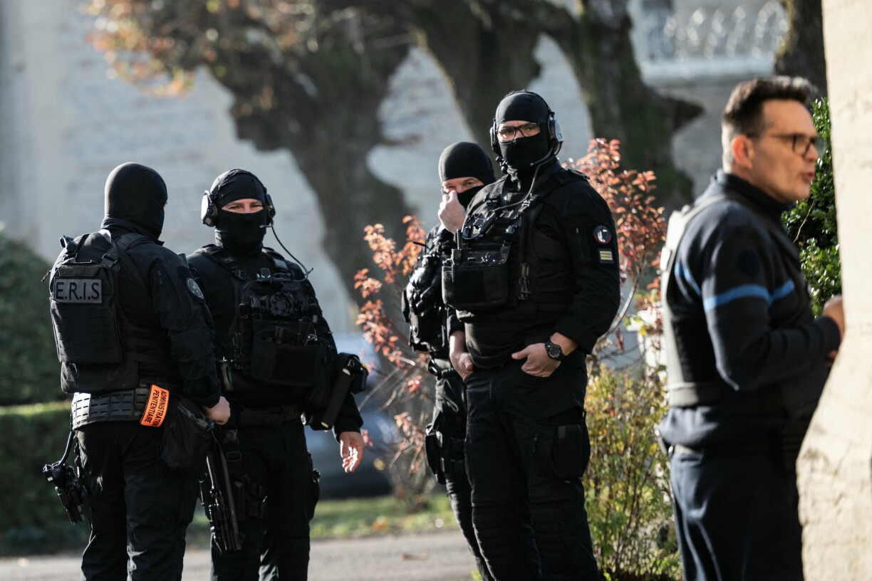 Des agents de la Brigade de recherches et d'intervention près de la prison de Dijon.