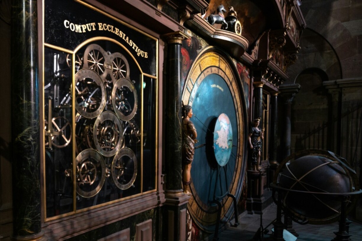 Le Comput ecclésiastique, qui calcule chaque année la date de Pâques, est visible à côté de l'horloge astronomique dans la cathédrale de Strasbourg, le 3 avril 2023