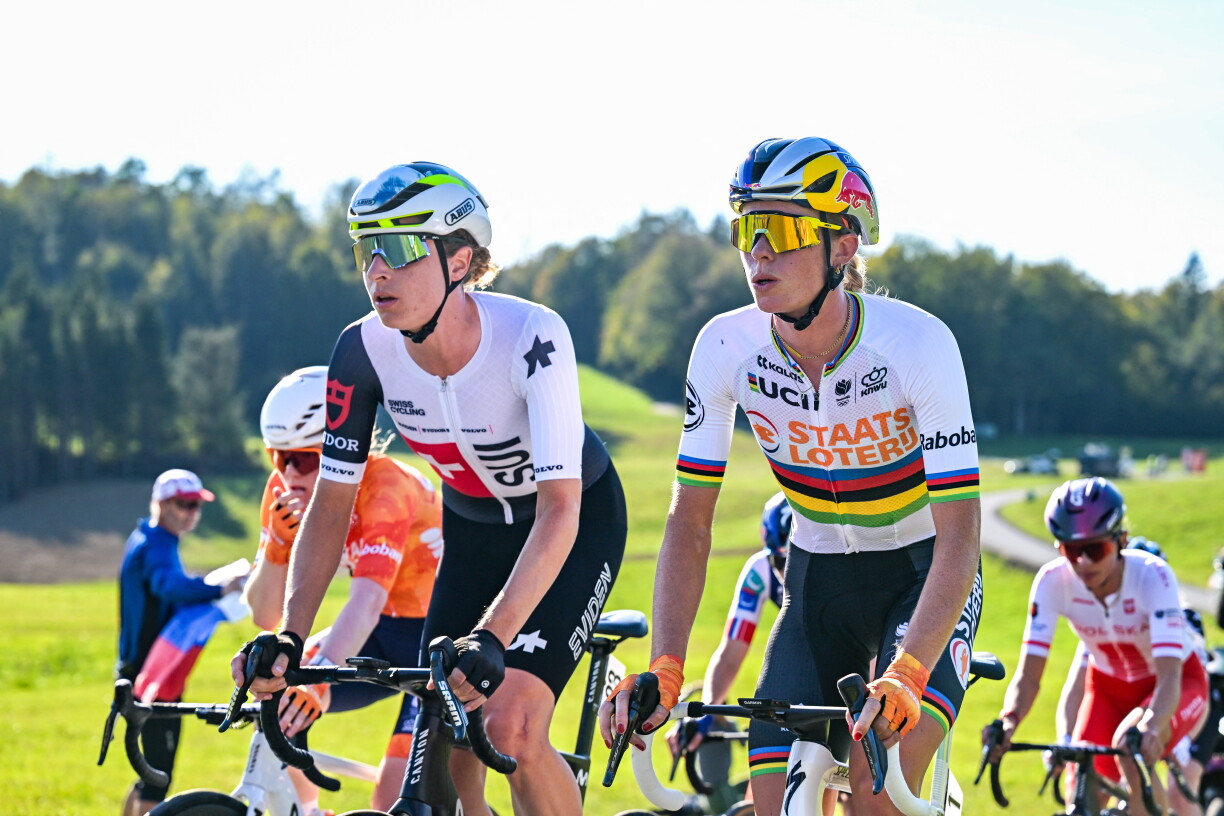 D'Schwäizerin Marlen Reusser (lénks) an d'Hollännerin Demi Vollering, (riets am Weltmeeschtertrikot) gehéieren och op der EM zu de klore Favoritten.