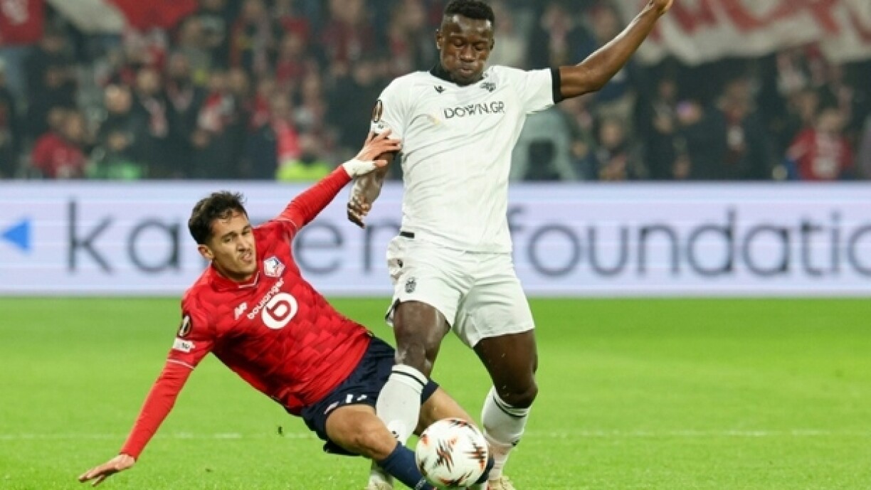 Le milieu du Losc Osame Sahraoui (G) et celui du PAOK Salonique Mohamed Mady Camara au duel en Ligue Europa, à Lille, le 23 octobre 2025