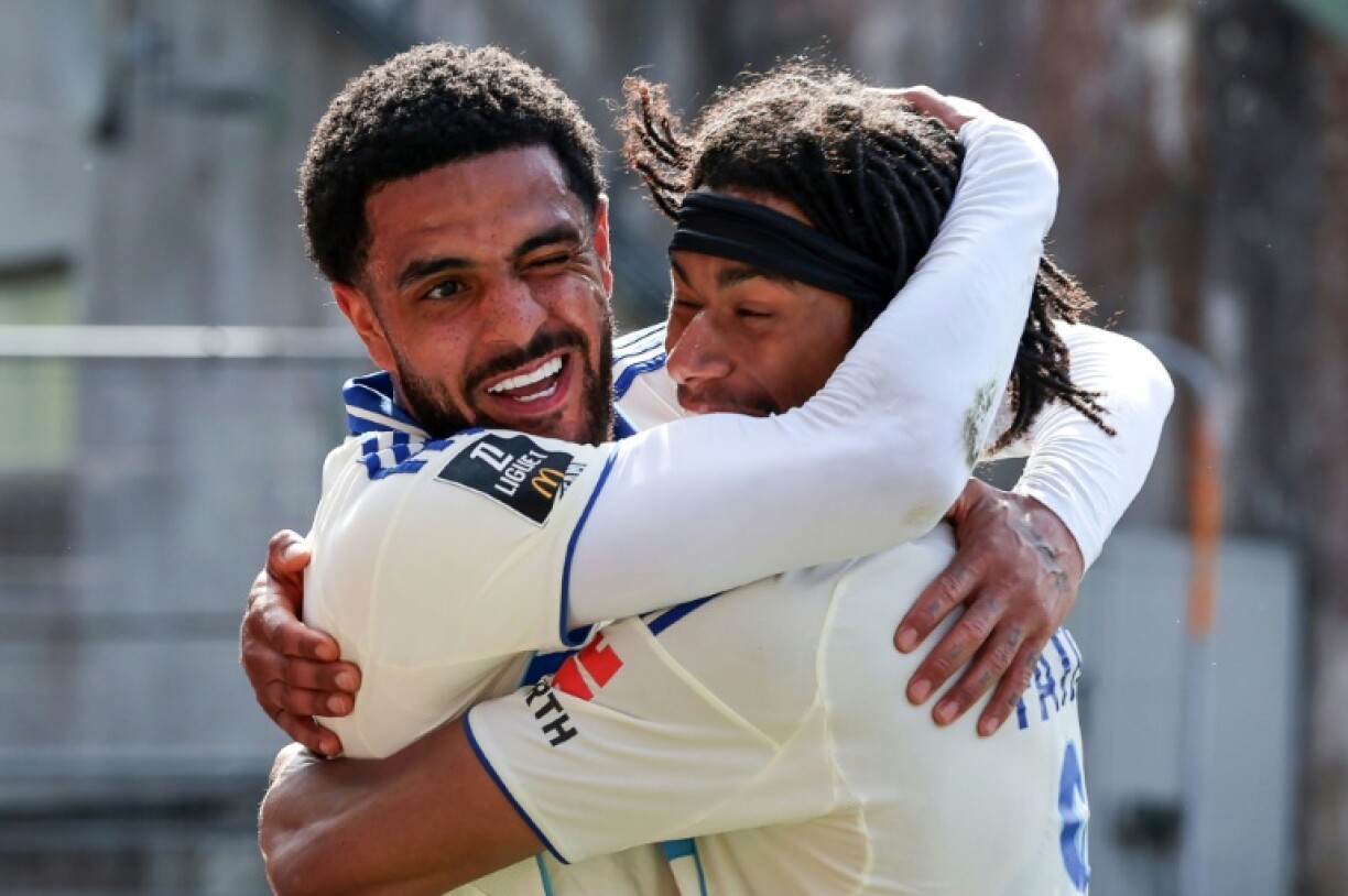 Les joueurs de Strasbourg Andrew Omobamidele (gauche) et Maxi Oyedele (droite) célèbrent un but, lors d'une victoire à Lorient en championnat, le 26 avril 2026 à Lorient