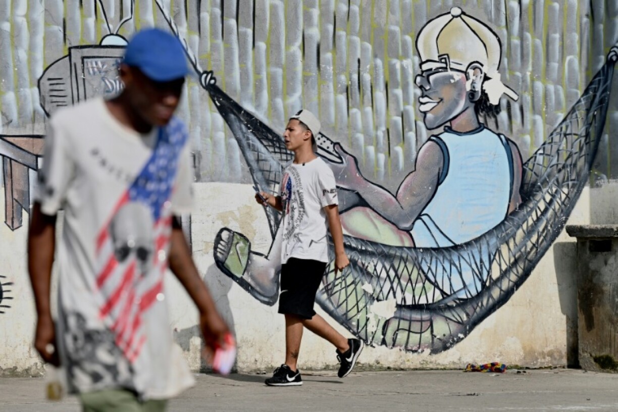 Fighting between rival factions of an Ecuadoran drug trafficking gang left at least 22 people dead in the port of Guayaquil on Thursday