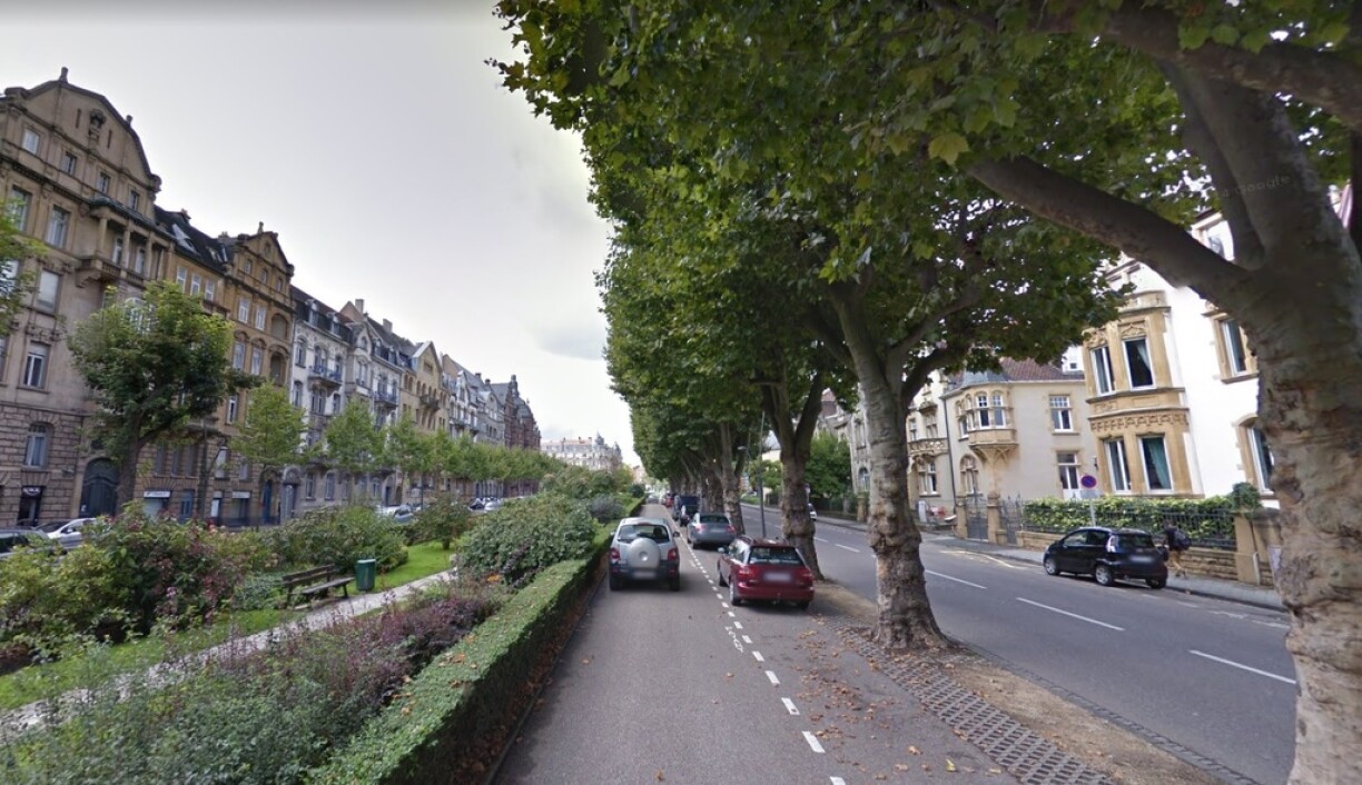 Le parking est situé au milieu de l'avenue Foch