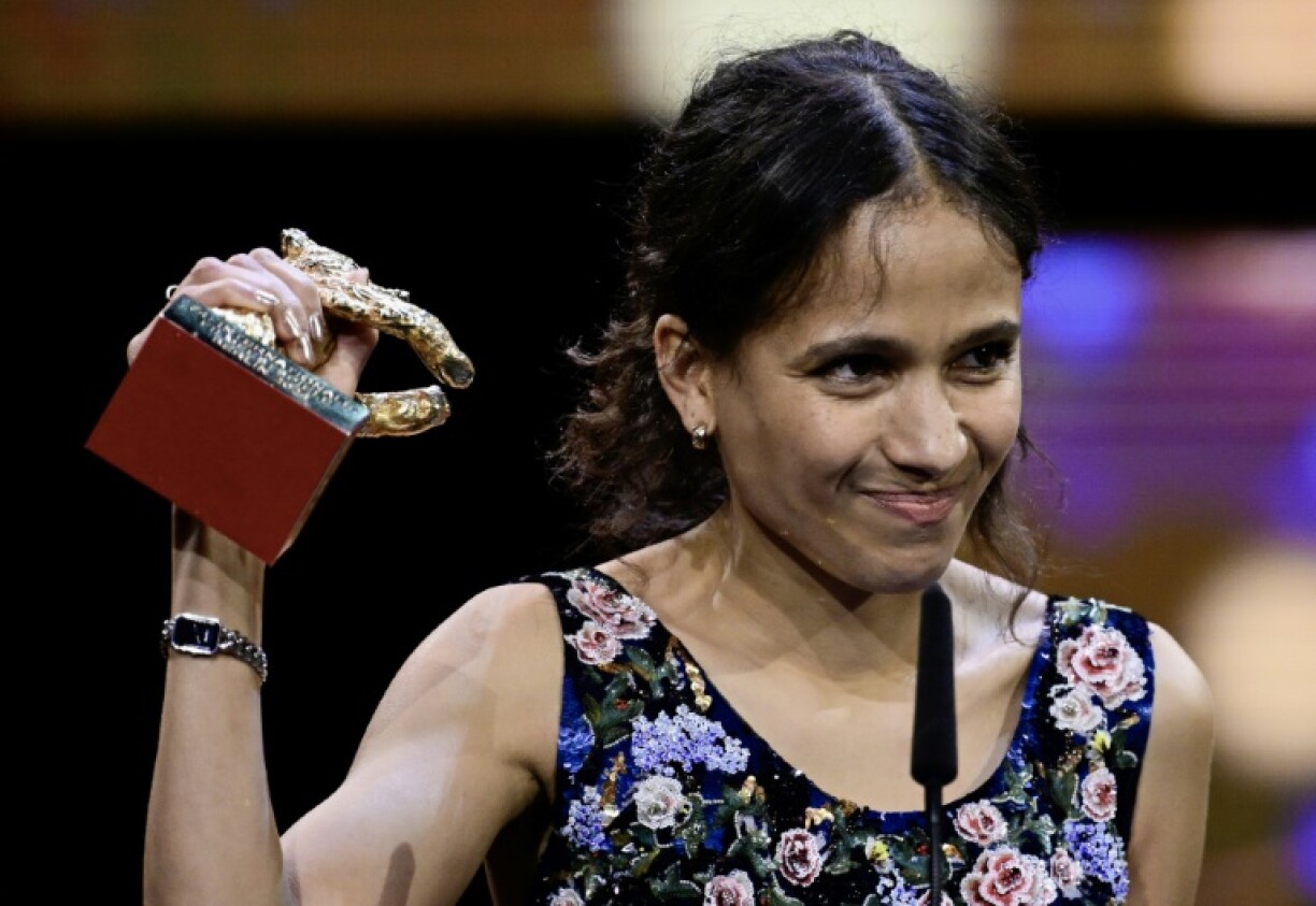 La réalisatrice franco-sénégalaise Mati Diop remporte l'Ours d'or pour son documentaire