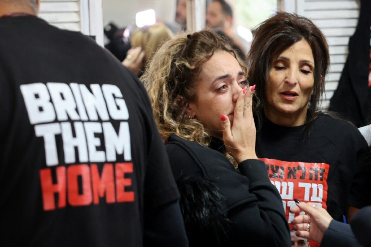 Des proches de l'otage israélien Eli Sharabi regardent au domicile familial à Tel-Aviv la télévision qui retransmet en direct les préparatifs en vue de sa libération avec deux autres otages à Gaza, le 8 février 2025