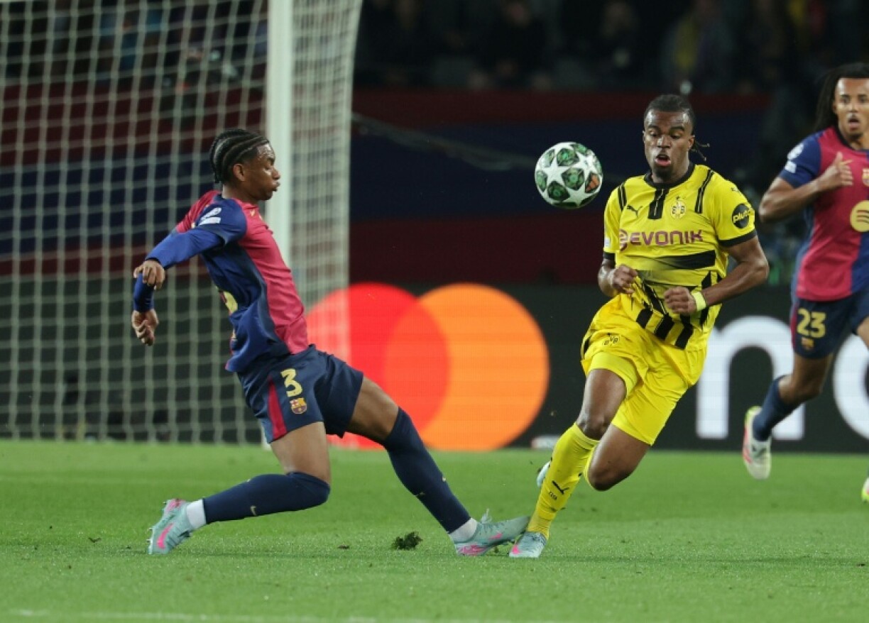 Barcelona defender Alex Balde (L) suffered a hamstring injury and is set for a spell on the sidelines