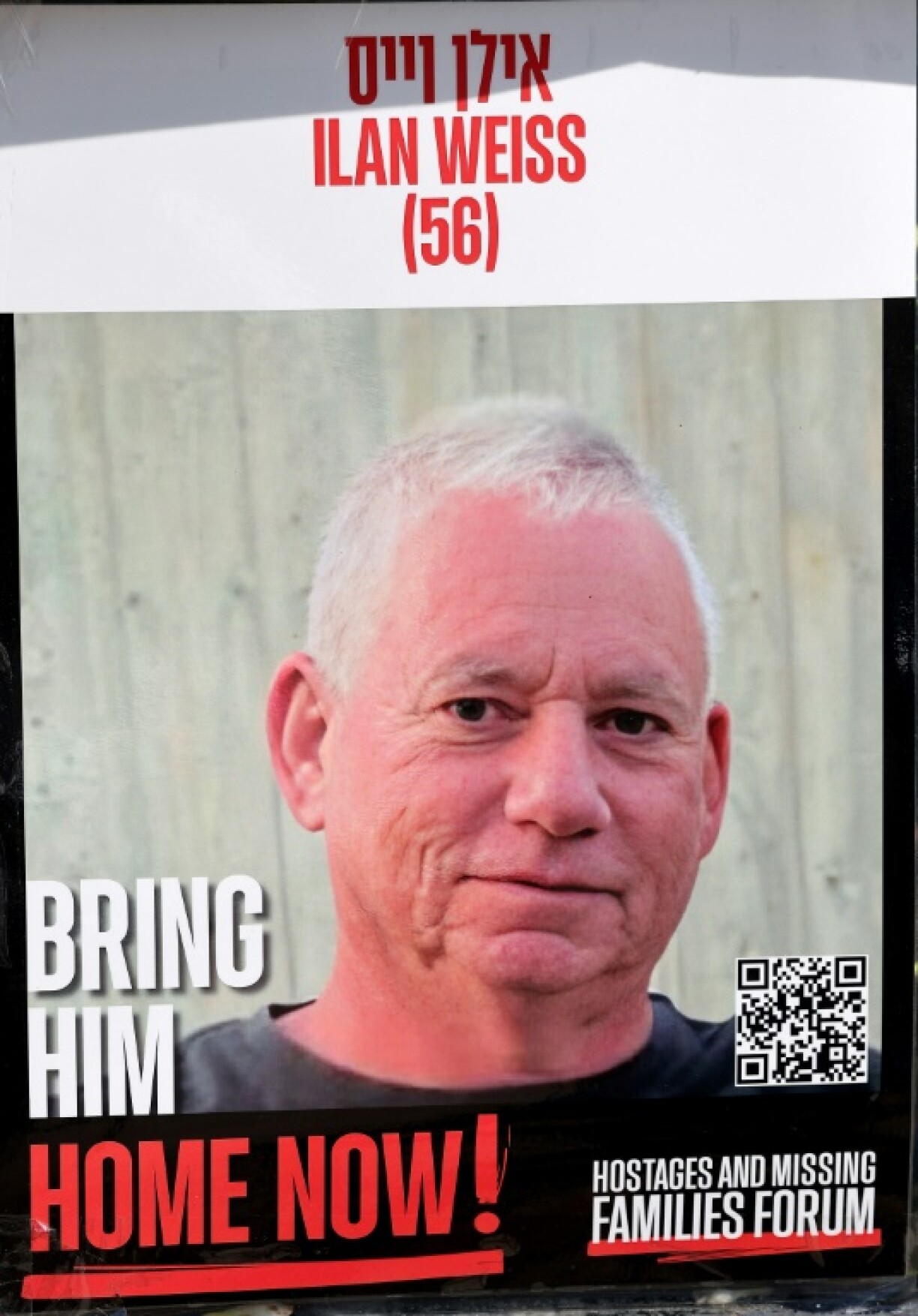 Une photo montre une affiche avec le portrait de l'otage israélien Ilan Weiss, dont le corps a été ramené en Israël, accrochée sur une place à l'extérieur du Musée d'art de Tel Aviv, le 21 janvier 2025