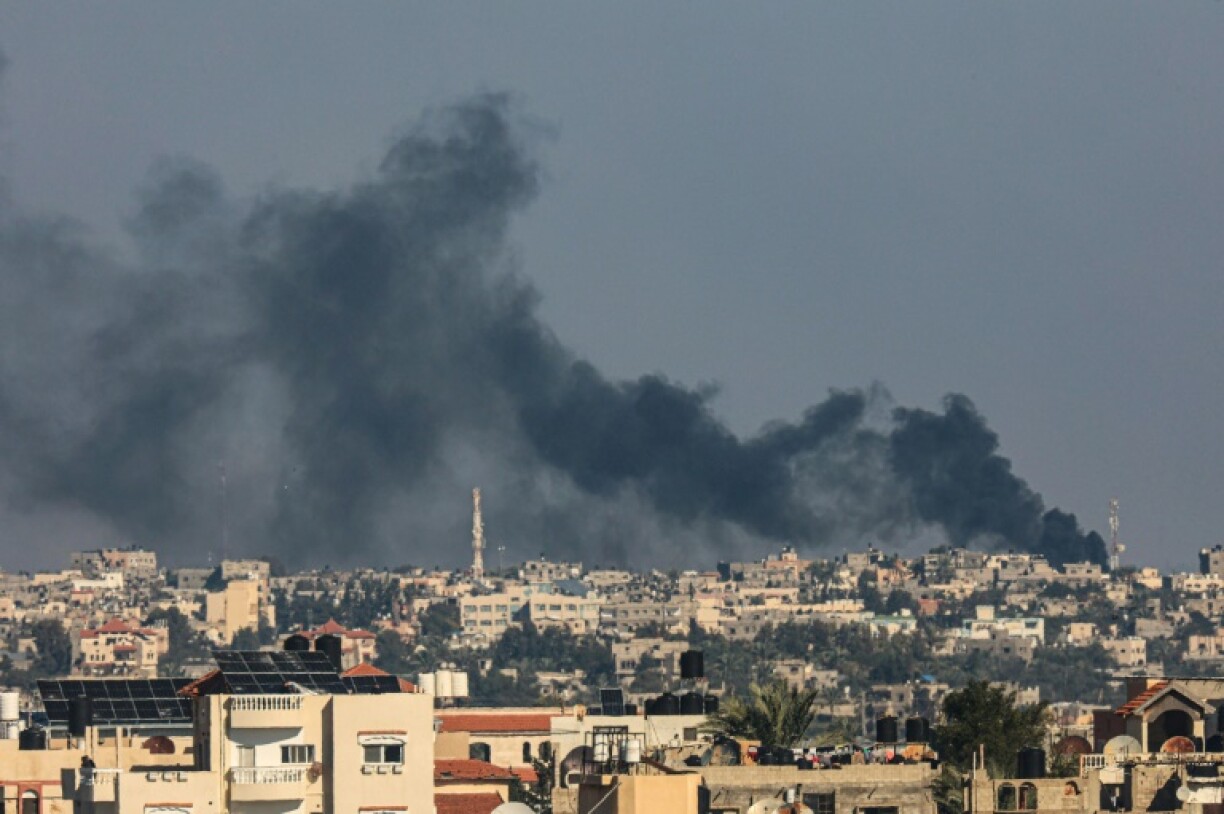 Une photo prise depuis Rafah montre de la fumée s'échappant de Khan Yunès, dans le sud de la bande de Gaza, suite aux bombardements israéliens du 15 décembre 2023