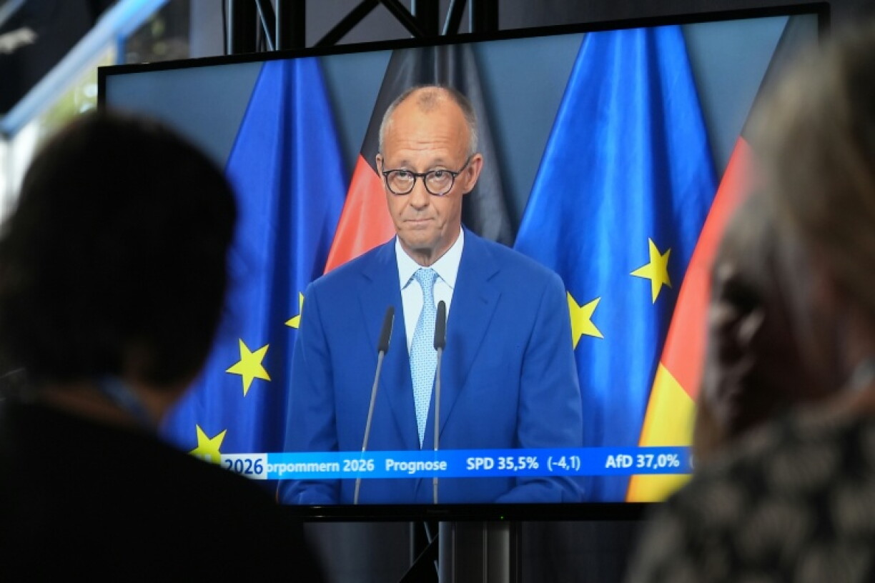 Le chancelier allemand Friedrich Merz sur un écran de télévision avant un débat à Schwerin, le 20 septembre 2026, après les résultats des élections régionales dans le Land de Mecklembourg-Poméranie-Occidentale, dans le nord-est de l'Allemagne
